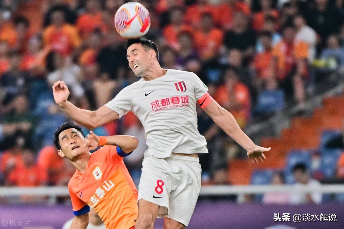 激烈比赛再现,球员全力拼搏 激烈比赛再现,球员全力拼搏