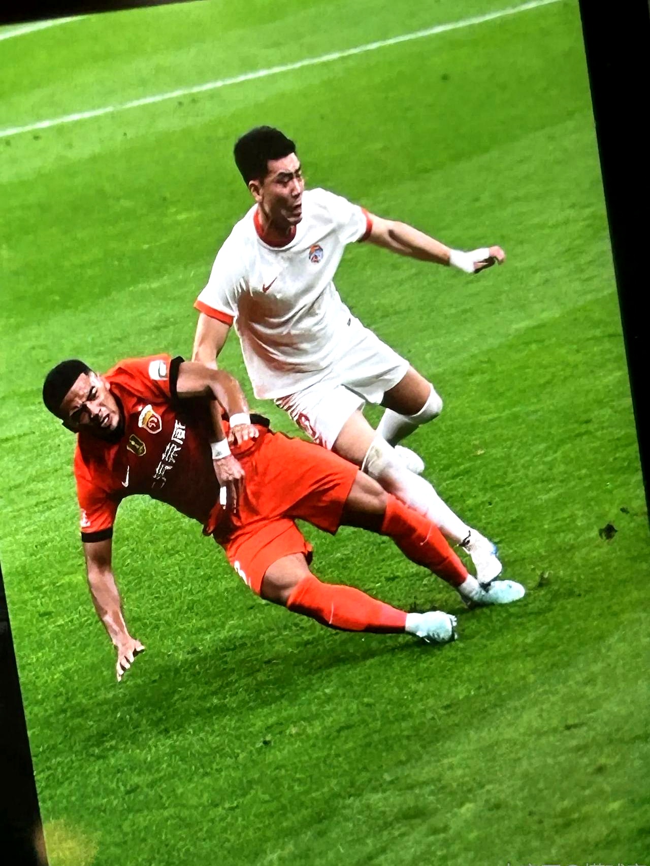 激烈比赛再现,球员全力拼搏 激烈比赛再现,球员全力拼搏